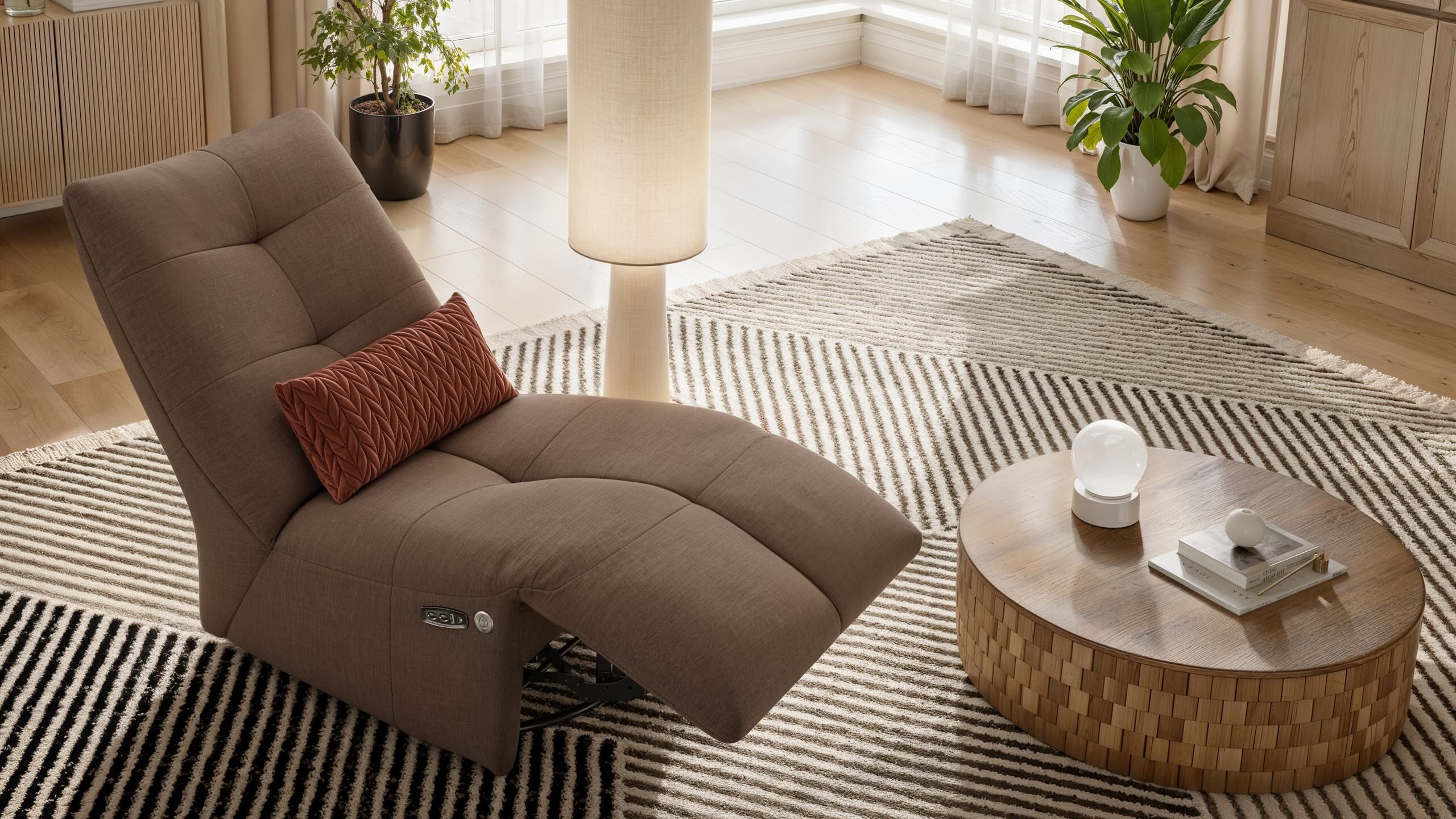 Тканевое вращающееся кресло с подставкой для ног Sofanella Lucca ARCH-00007884