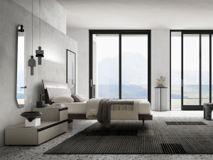 Деревянная двуспальная кровать