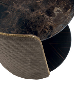 Круглый мраморный журнальный столик и стеганая обивка