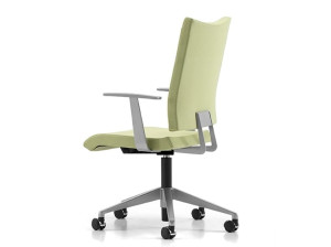 Офисное кресло из ткани с колесами и подлокотниками с 5 спицами