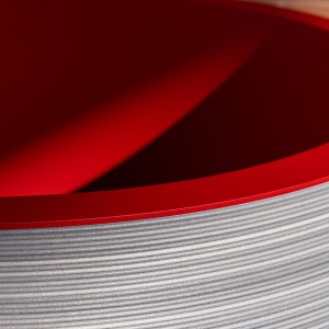 Изогнутая скамейка из переработанного пластика и нержавеющей стали со спинкой и интегрированной сеялкой