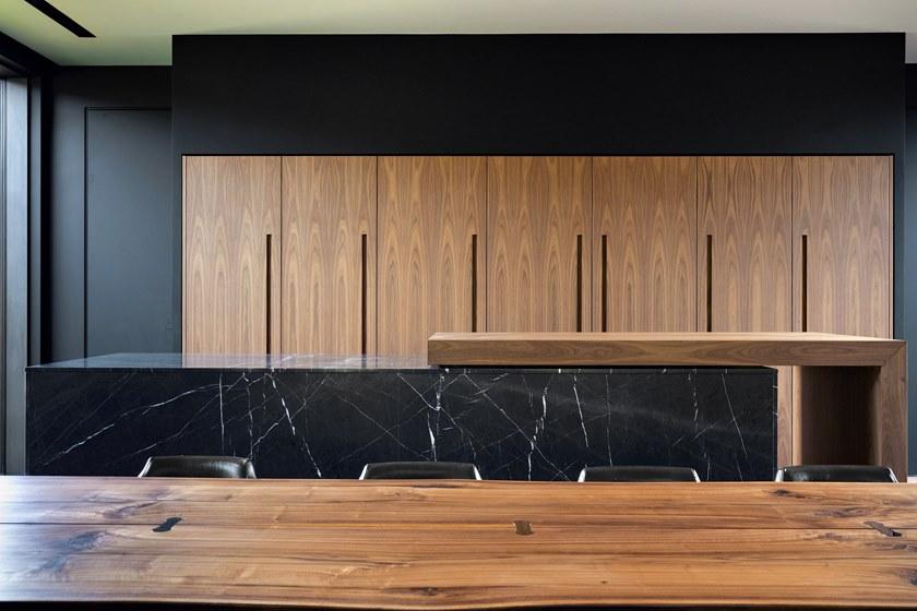 TM Italia Cucine Линейная кухня из орехового дерева каналетто и острова с раздвижной столешницей D90 sun-id-1509750 - Вид №1