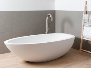 Овальная ванна в центре комнаты