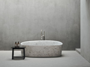 Мраморная ванна в центре комнаты
