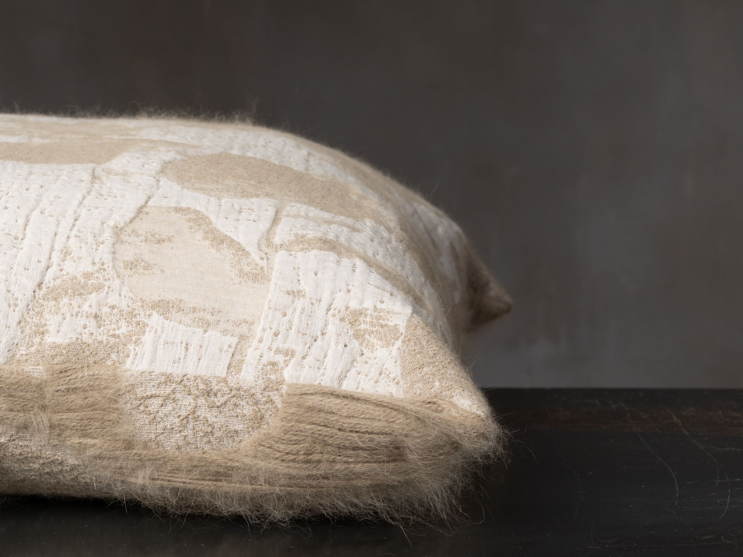 Квадратная подушка в ангоре The House of Lyria VELIO ARCH-00048617 - Вид №1