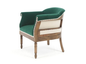 Бархатное кресло с подлокотниками