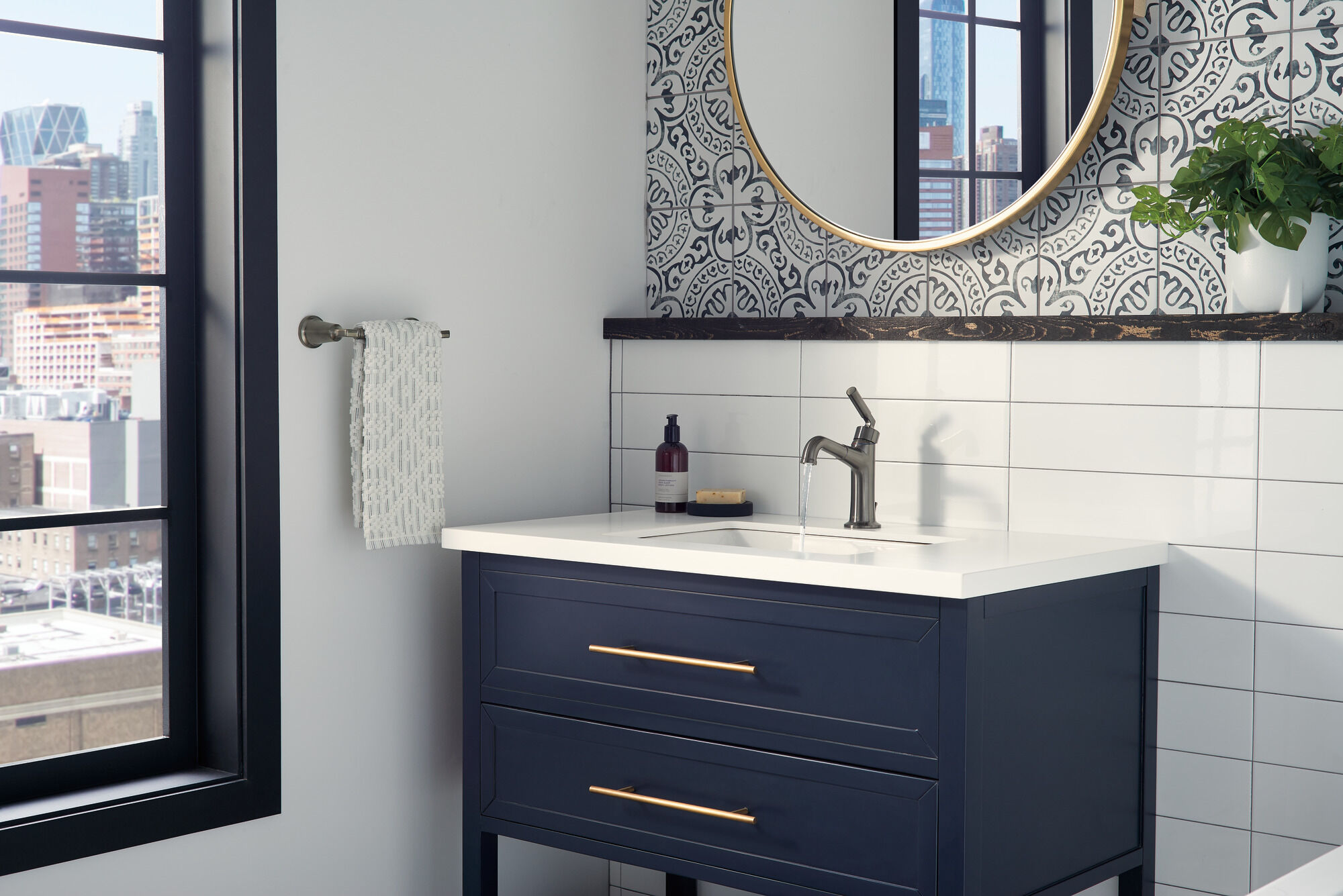 74808-KS 8-дюймовый мини-полотенцесушитель Delta Faucet Bowery Черный нержавеющий - Вид №1
