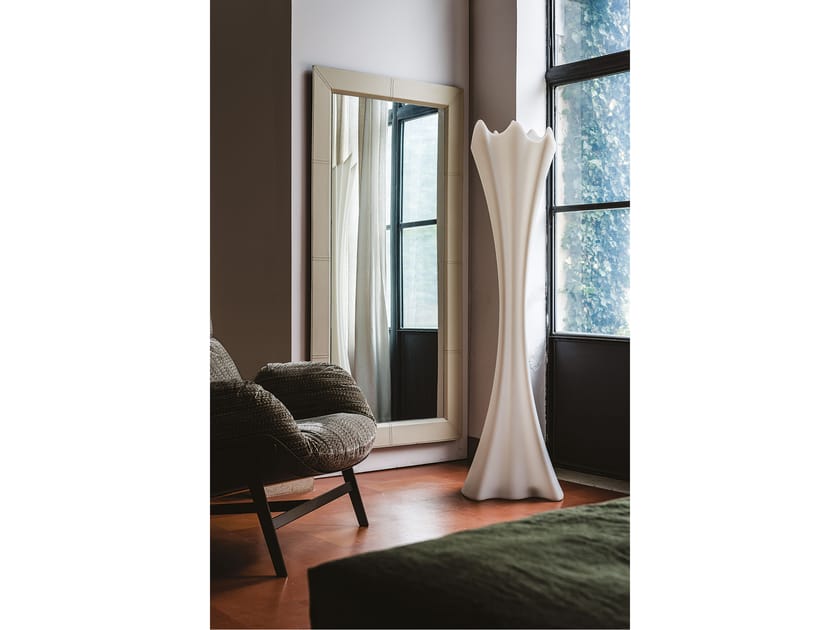 Настенное зеркало с кожаной рамкой Cattelan italia PHOTO ARCH-00129070