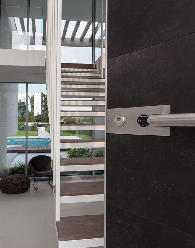 Бронированная входная дверь с электронным замком Oikos Synua ARCH-00075285 - Вид №1