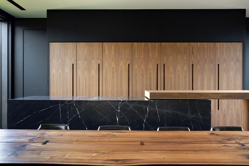 TM Italia Cucine Линейная кухня из орехового дерева каналетто и острова с раздвижной столешницей D90 sun-id-1509750 - Вид №2