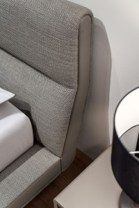 Двуспальная мягкая кровать из ткани