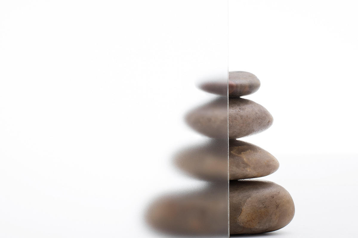 FSRT256 Стекло Vivichrome chromis показано в конфигурации просмотра с промежуточным слоем цвета кавы и стандартной отделкой Forms-surfaces 