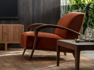 Деревянное кресло с подлокотниками