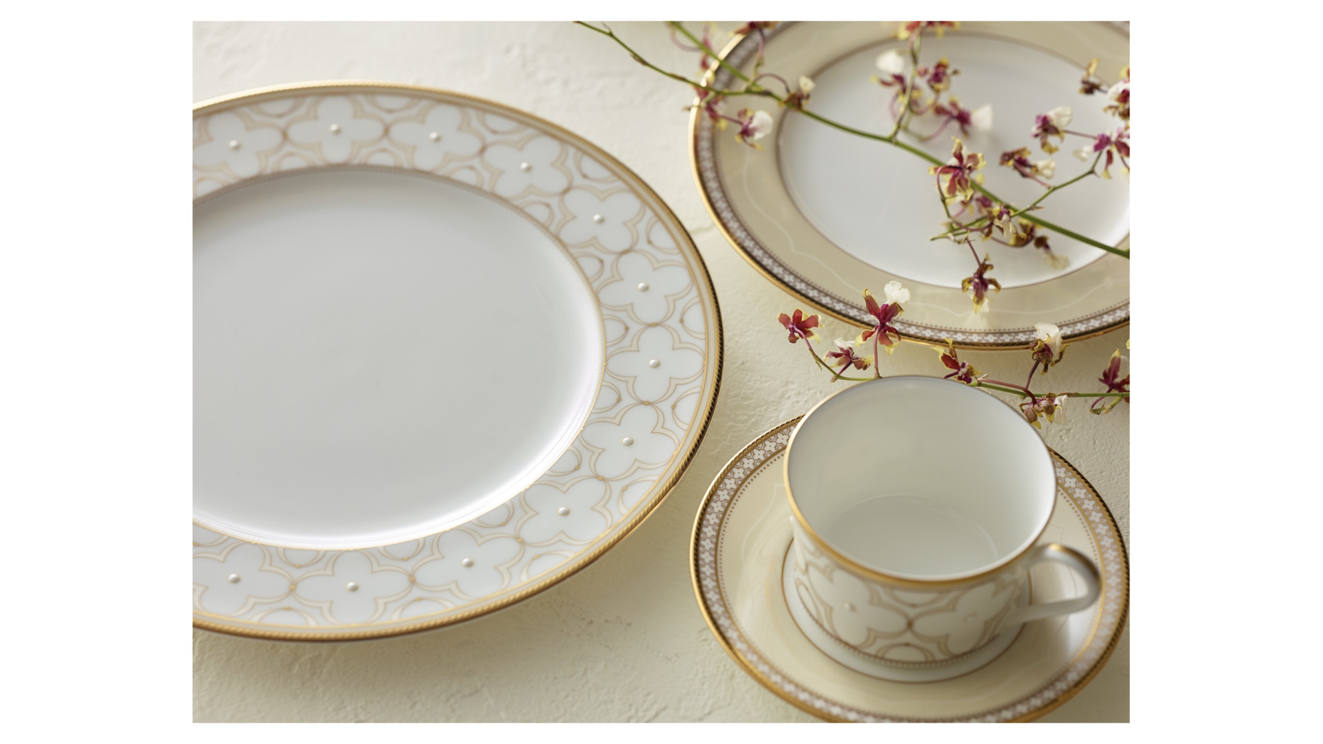 10665463 Noritake Набор из 6 тарелок закусочных Noritake "Трефолио,золотой кант" 22см Фарфор костяной  - Вид №2