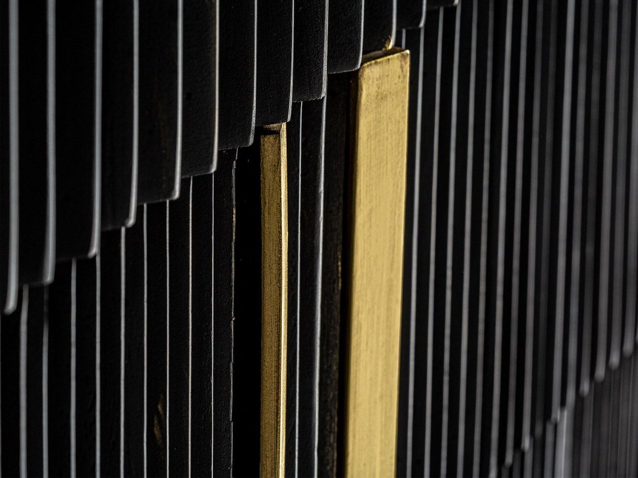 Шкаф для телевизора из дерева манго и мрамора с распашными дверцами Vical Home Plissé Wood ARCH-00040854 - Вид №2