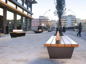 Деревянная скамья со спинкой