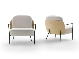 Тканевое кресло с подлокотниками