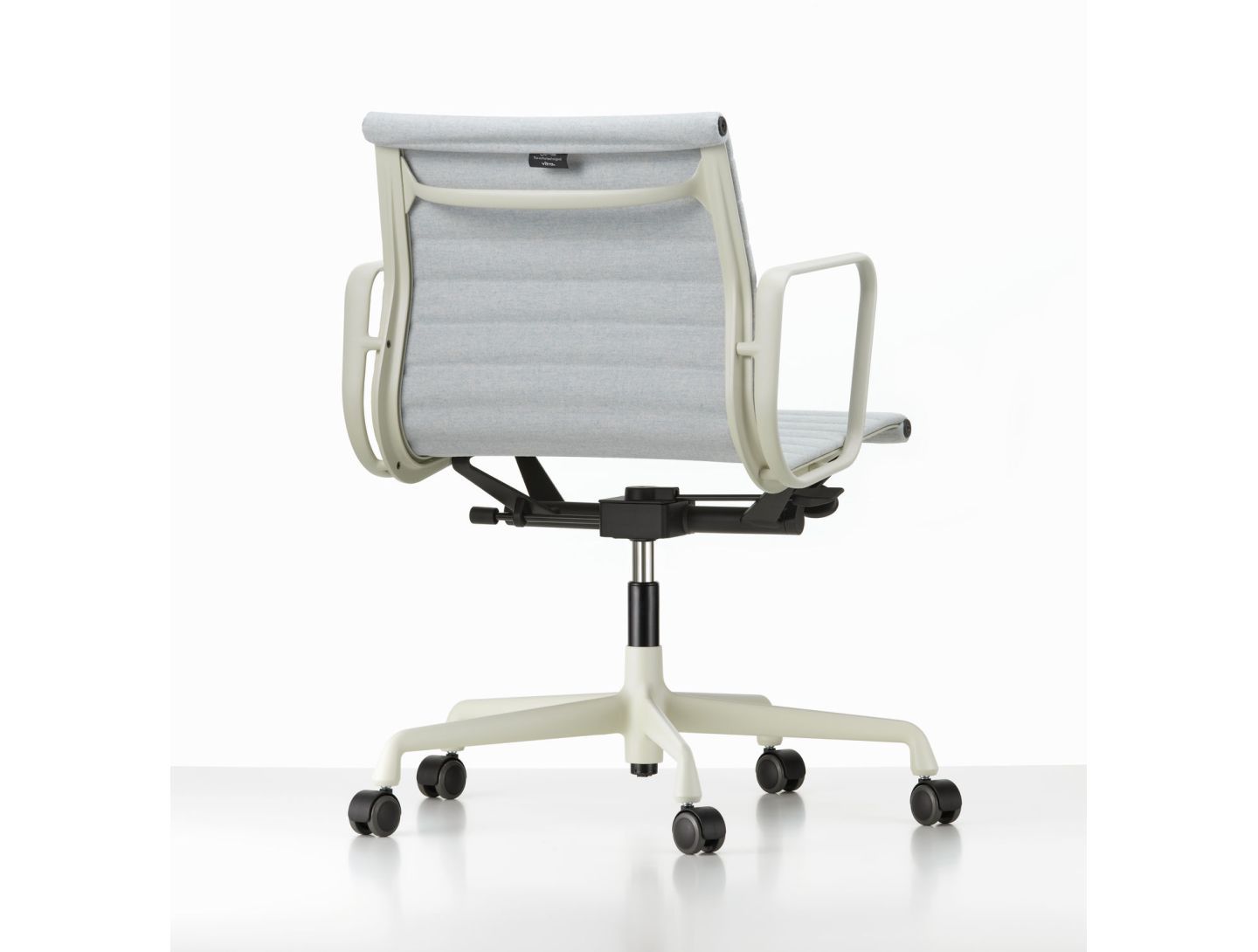 Кожаный поворотный операционный офисный стул с подлокотниками VITRA Eames Aluminium Group ARCH-00047211 - Вид №37