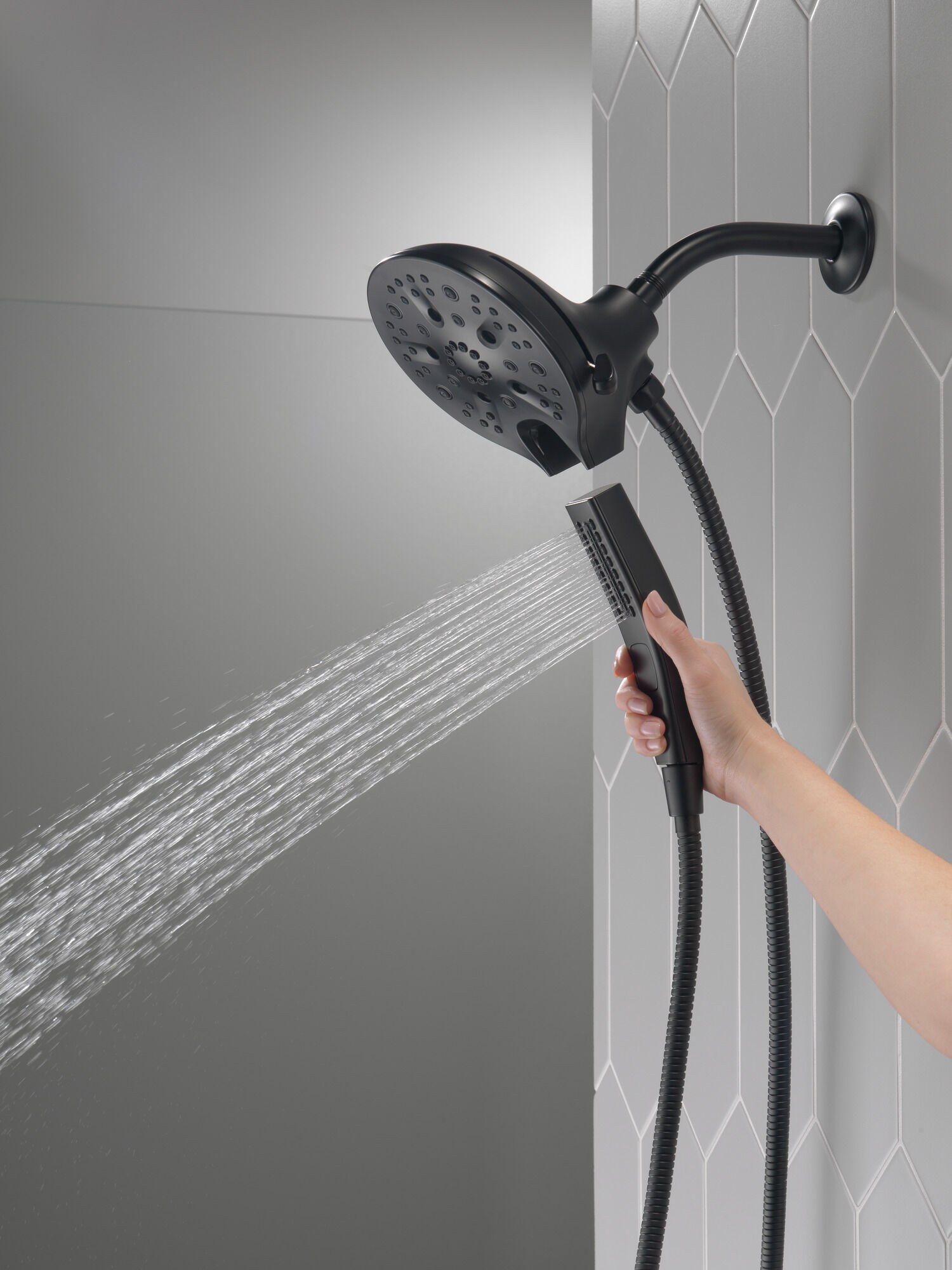 58620-BL-PK In2ition® H2Okinetic® Душ два в одном с 5 настройками Delta Faucet Universal Showering Матовый черный  - Вид №5