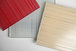 FSRT300 Стекло Vivigraphix graphica с прослойками с центральным узором в белом цвете и цветах заказчика, отражает конфигурацию, стандартная отделка Forms-surfaces