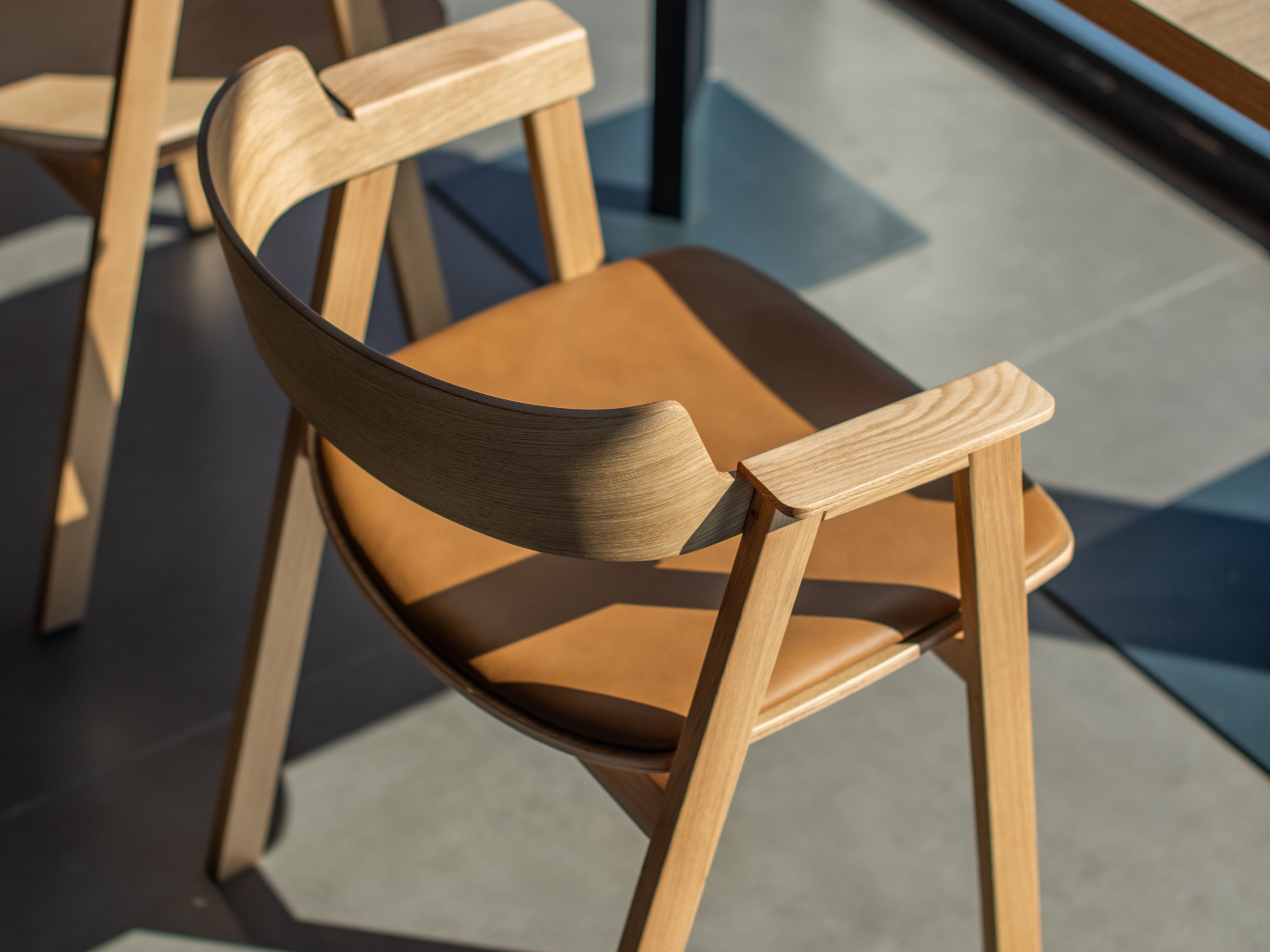 Дубовый стул с мягким сиденьем и подлокотниками Gazzda FLIP ARCH-00062894 - Вид №5