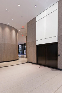 FSRT675 Система облицовки стен Levele панелями лайтпланов; Вставки из вивихромового хромового стекла с белой прослойкой и опалексной отделкой показаны с подсветкой в ​​здании Brandywine, Уилмингтон, Делавэр Forms-surfaces