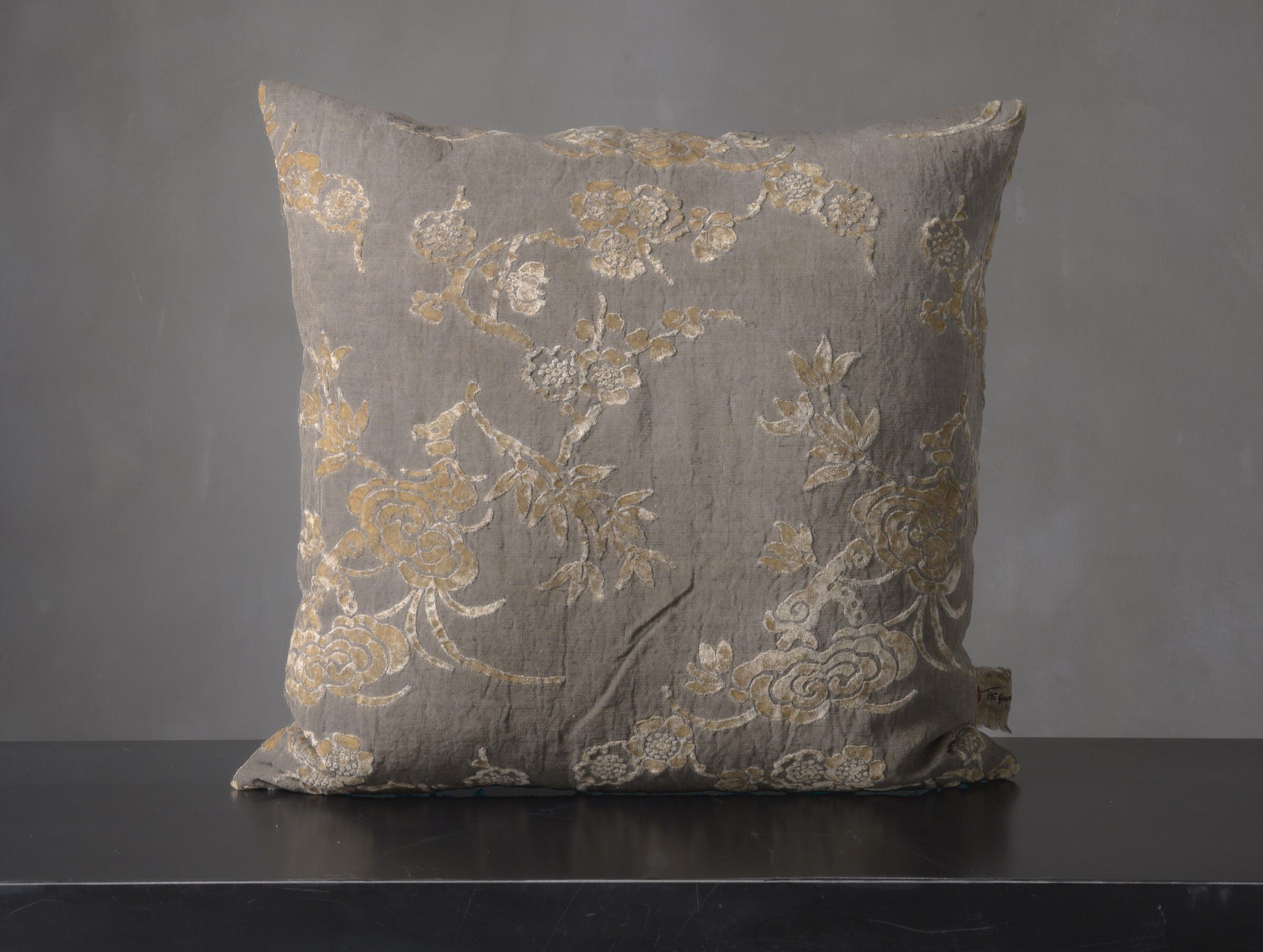 Бархатная квадратная подушка The House of Lyria SCABIOSA ARCH-00068543