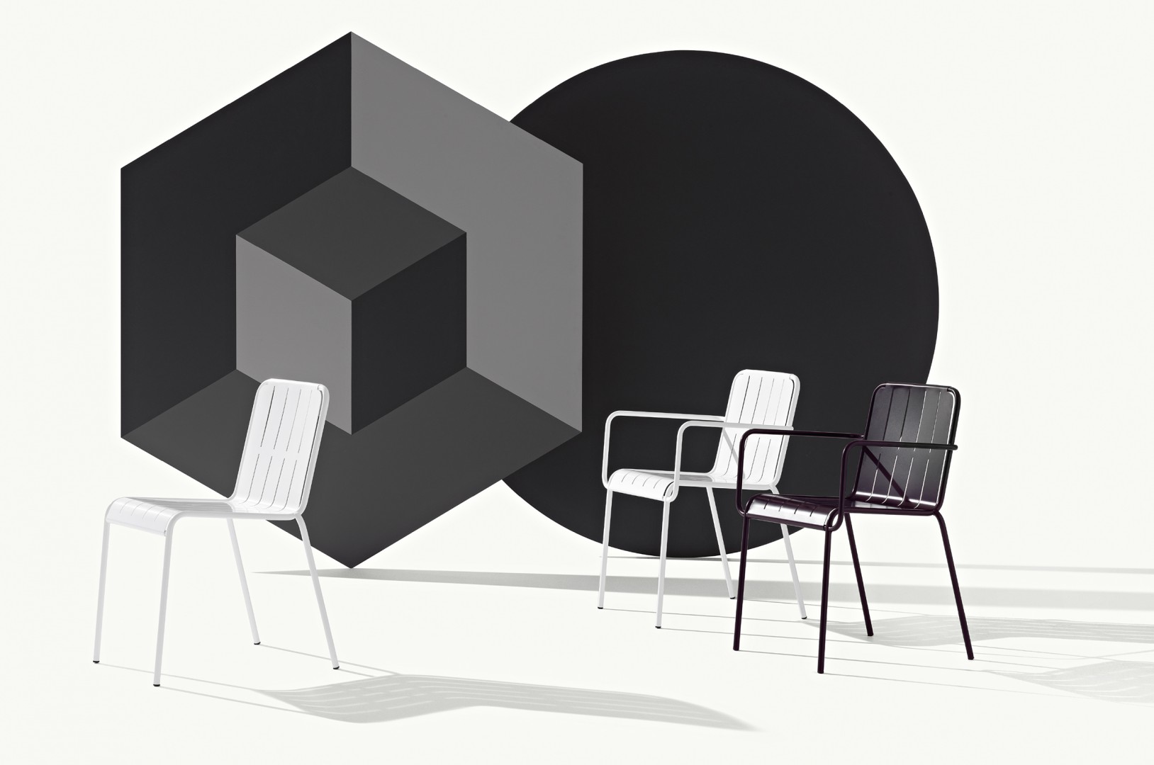 Stripes 548 Стул с подлокотниками на стальном каркасе, 4 ножки. Сиденье и спинка из литой стали. Катафорезное лечение. Et al. Stripes - Вид №2