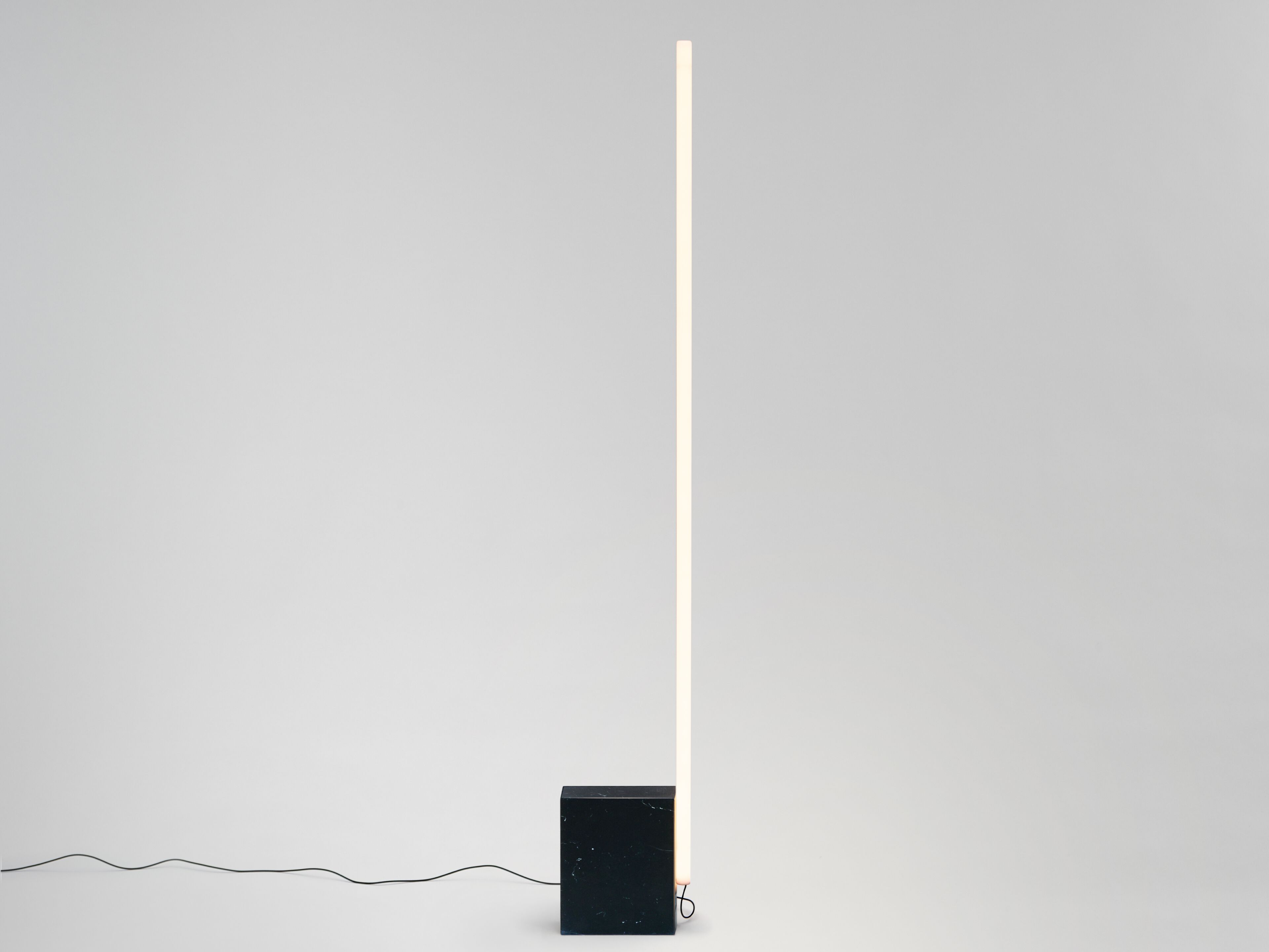 Светодиодный торшер из боросиликатного стекла и мрамора от Nero Marquina Michael Anastassiades RELAY 1.6 ARCH-00017061