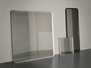 Настенное зеркало с кожаной рамкой