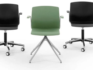 Пластиковый поворотный стул с подлокотниками