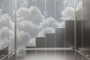 FSRT813 Показан интерьер лифта Levele-108 с верхними панелями из стекла vivispectra Spectra с прослойкой светового люка и стандартной отделкой; нижние панели из нержавеющей стали с отделкой кайзкой; поручень компаса в частном месте Forms-surfaces