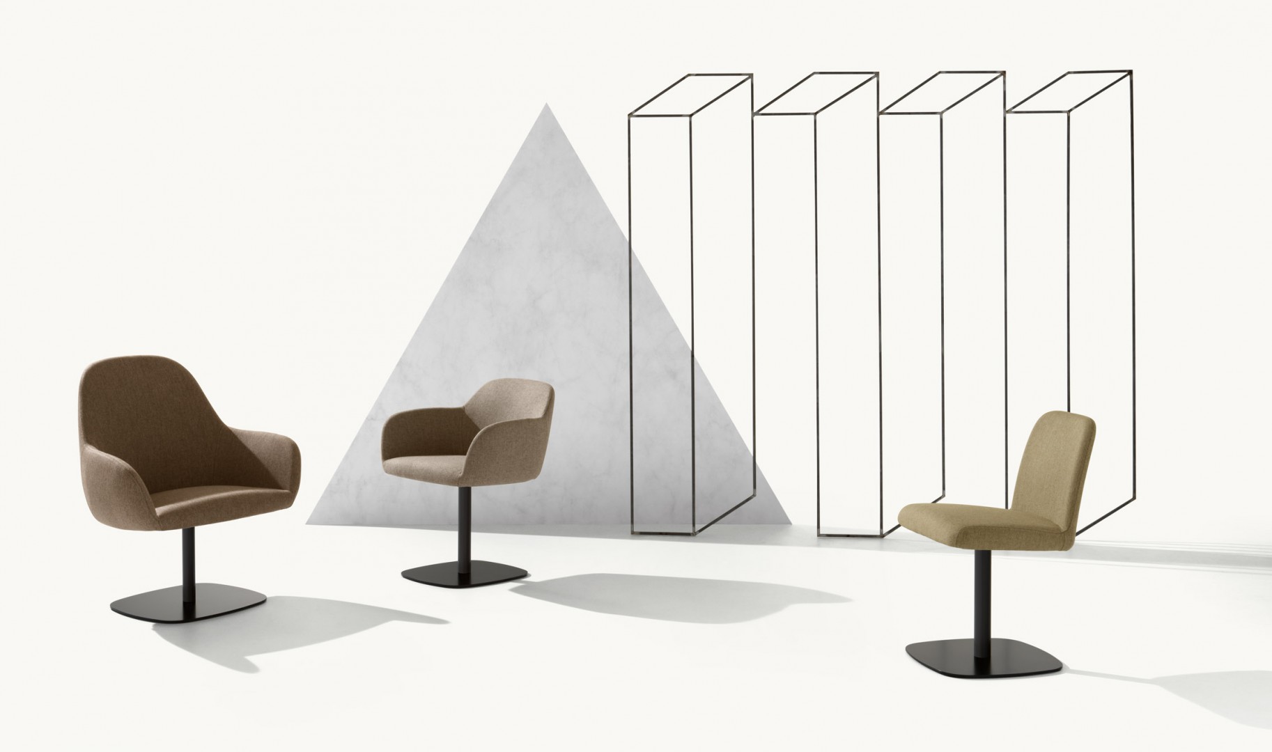 Myra 676 Вращающееся кресло для отдыха с центральным стальным основанием. Сиденье и спинка мягкие. Et al. Myra - Вид №1