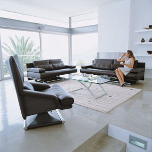 Тканевое кресло с высокой спинкой