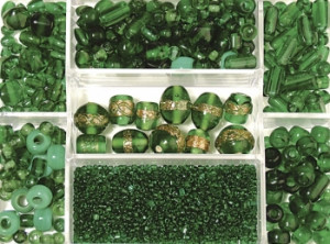 14003429 Бусина стеклянная Набор бусин стеклянных в коробке, 115 г., разные цвета и размеры, цвет изумруд Rayher