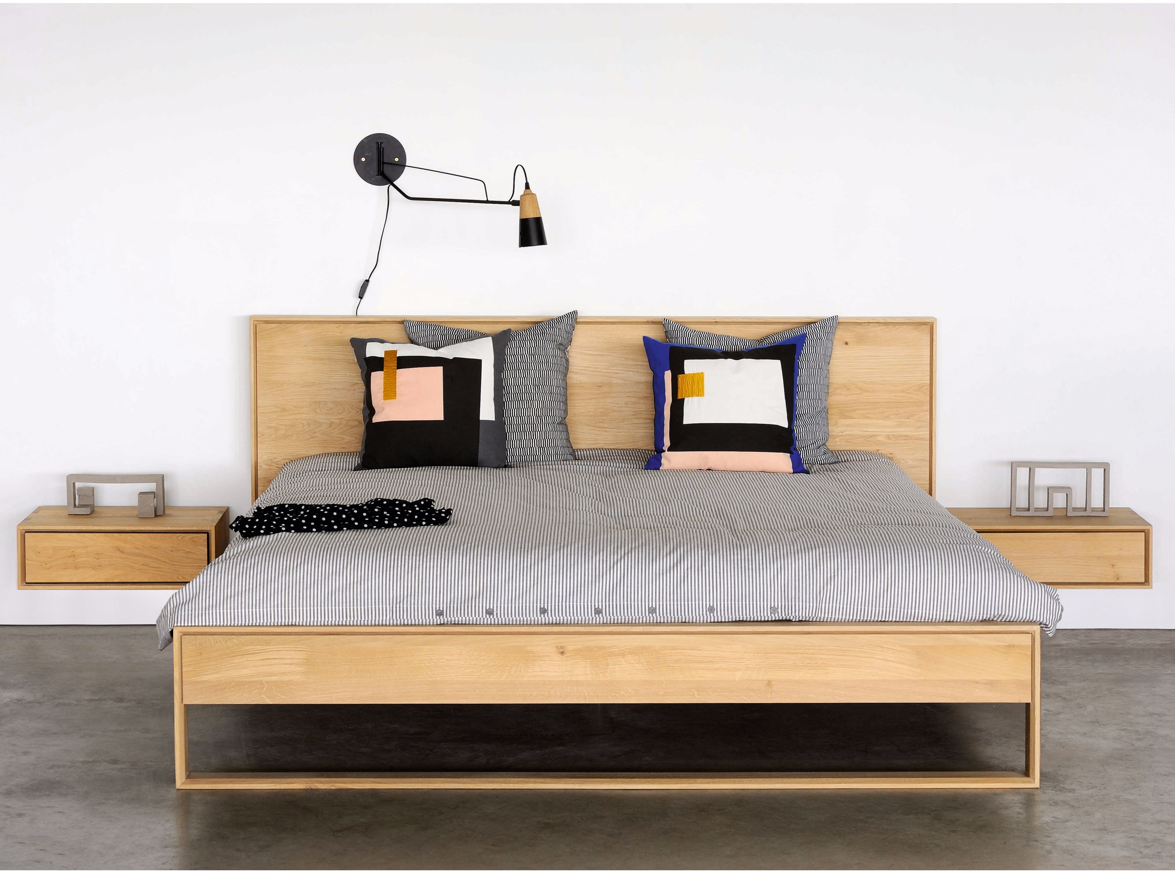 Дубовая двуспальная кровать Ethnicraft Nordic ARCH-00042046 - Вид №1