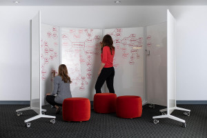 FSRT457 Мобильные стеклянные панели Jot с рамами с порошковым покрытием белой текстуры и ультра-белым диамалитовым стеклом с магнитной прослойкой и стандартной отделкой.  Forms-surfaces