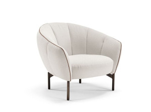 Тканевое кресло с подлокотниками