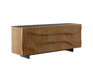 Деревянный шкаф с распашными дверями