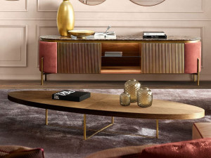 Низкий деревянный журнальный столик