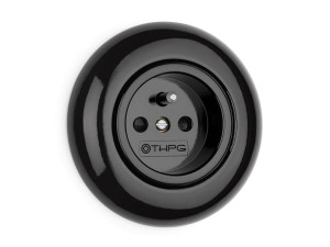 Электрическая розетка с центральным защитным контактом в Китае