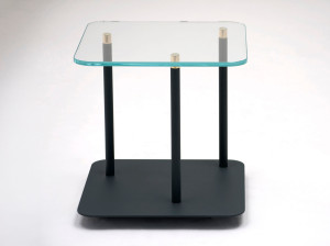 Высокий квадратный стол из стали и стекла