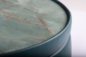 Кожаный низкий круглый журнальный столик с мраморной столешницей