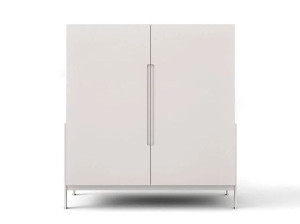 Высокий шкаф с распашными дверями