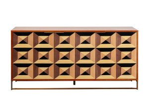 Деревянный шкаф с распашными дверями