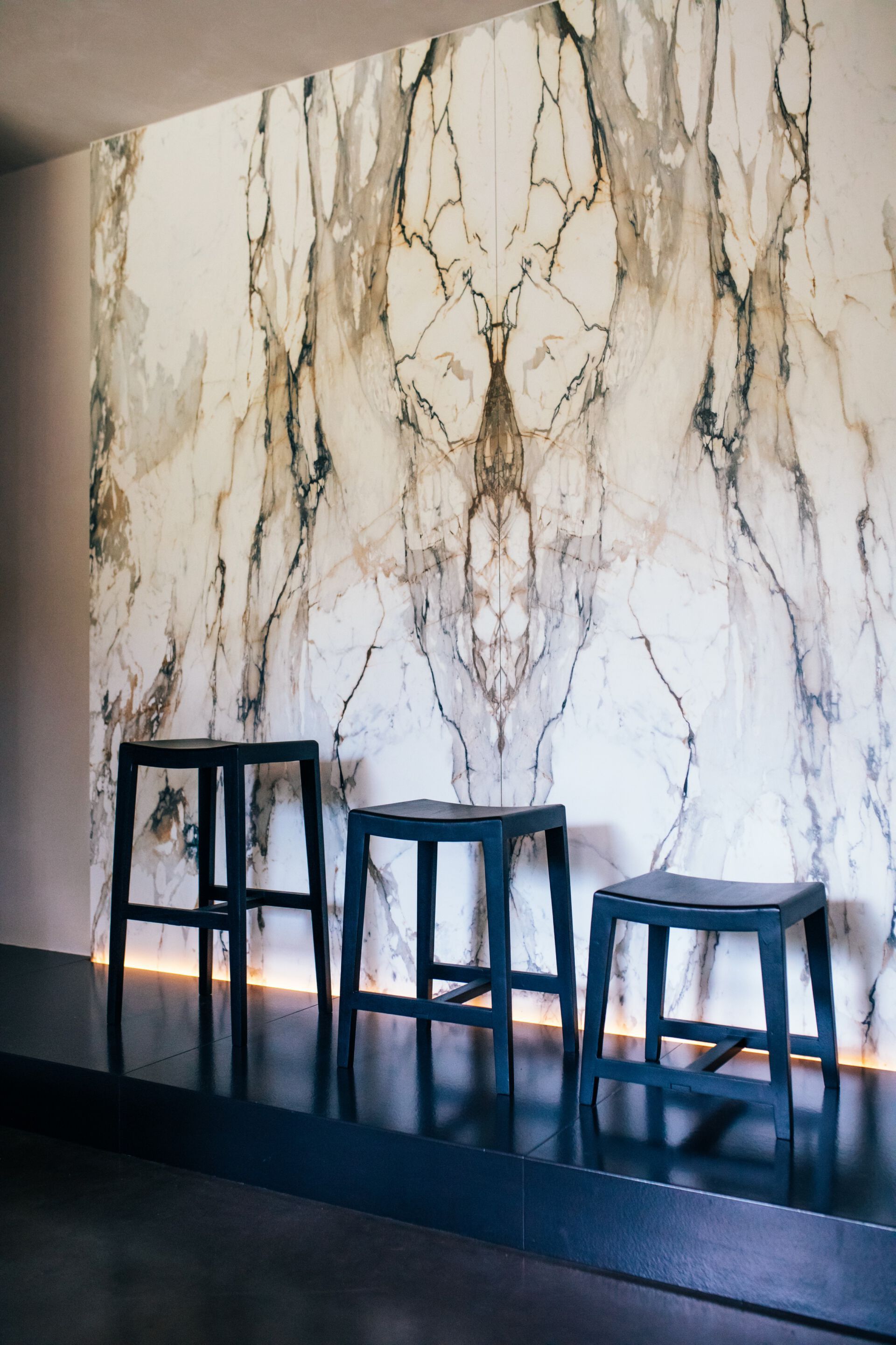 Высокий барный стул из манго с подставкой для ног POMAX KENT ARCH-00101714 - Вид №4