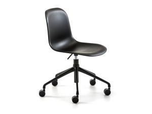 Регулируемое по высоте офисное кресло с колесами