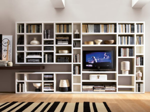 Деревянный книжный шкаф