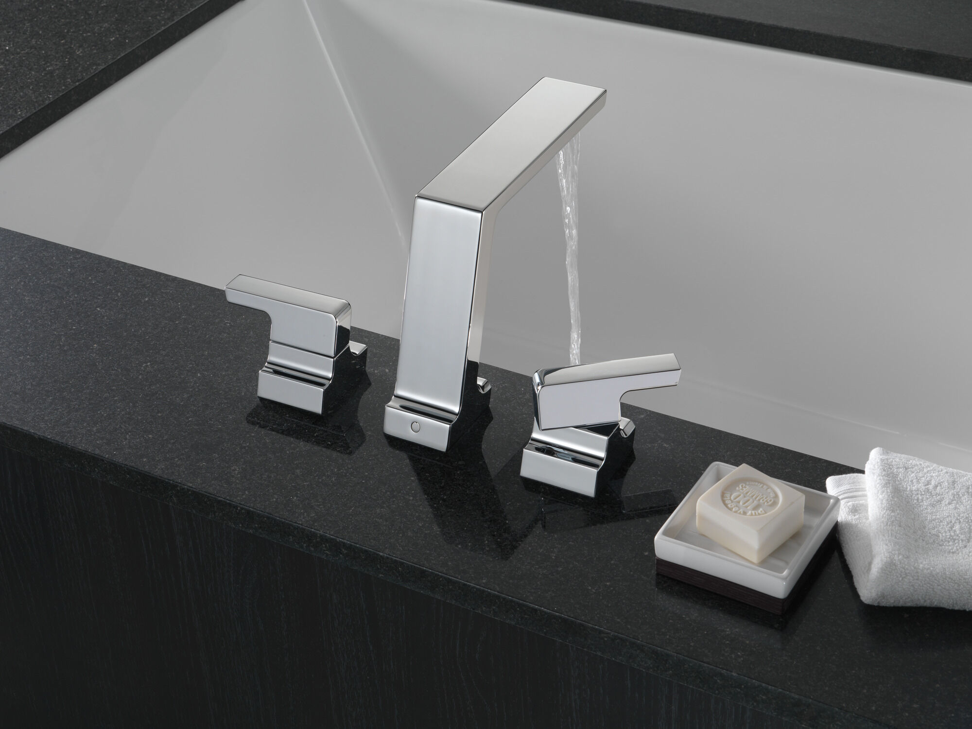 T2799-KS Римская ванна Delta Faucet Pivotal Черный нержавеющий  - Вид №1