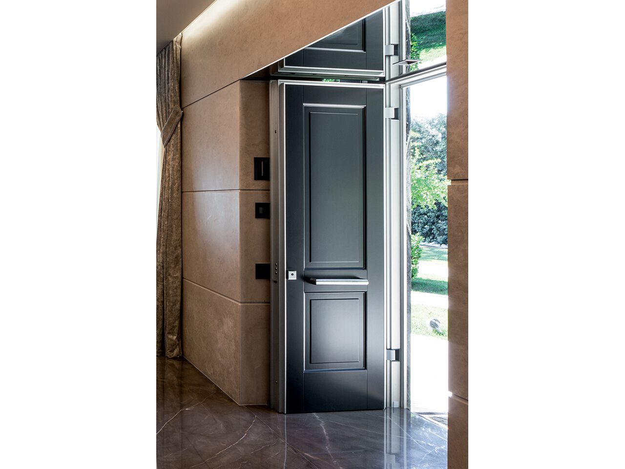 Входная дверь из массива дерева Oikos Tekno ARCH-00150282 - Вид №1